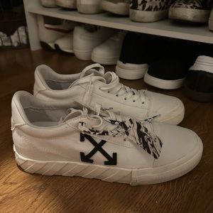 Off-White Vulcanized Low Top Sneaker - Size 42